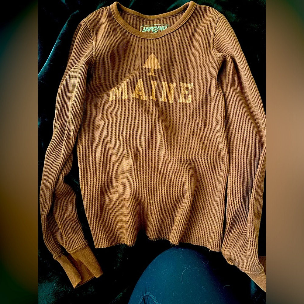 Women’s long sleeved thermal shirt.